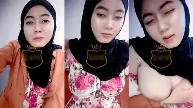 Cewek cakep pamer badan di live cari cuan