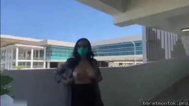 Cewek cantik coli pamer body di tempat umum