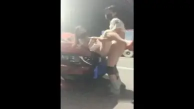 Genjot Cewek Bohay di Atas Kap Mobil Sampe Becek