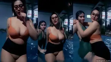 Ngentot Liar Dua Emak Dâm Show Memek di Kolam Renang