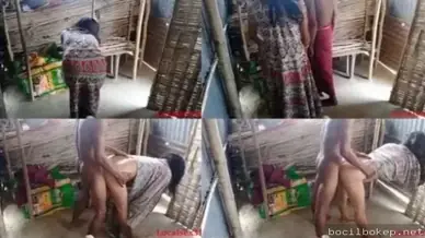 Ngintip diam-diam pasangan muda ngentot di gudang